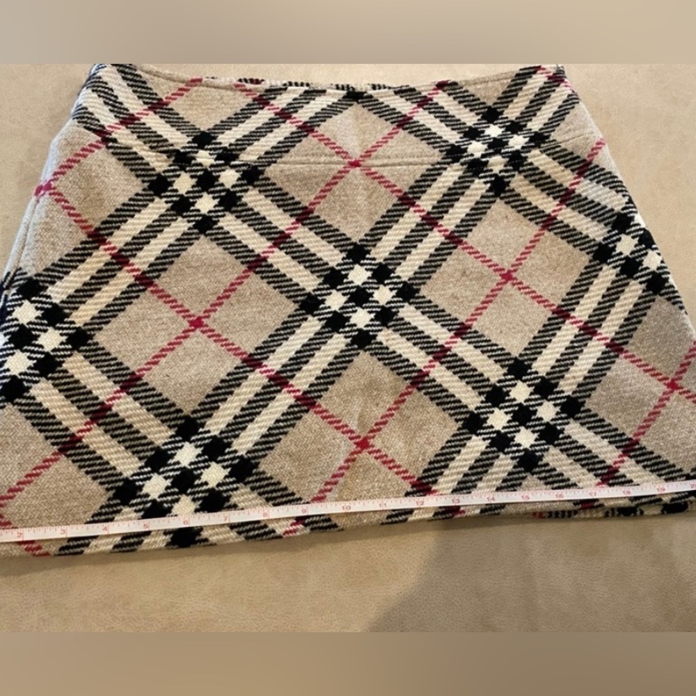 Burberry Skirt in great condition size 10